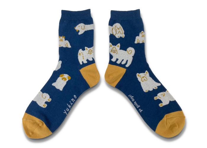 本体はネイビー、かかととつま先がからし色