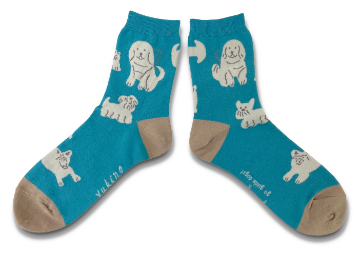 本体はターコイズ、かかととつま先がグレー