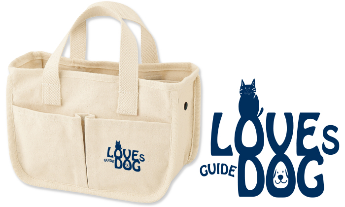 トートバッグの写真。表に二つポケットがあり。左側のポケットに。LOVEs guide DOGの文字。LOVEのOの字の上に猫がお座りしており。DOGのOの字の中に。犬の顔が描かれている。