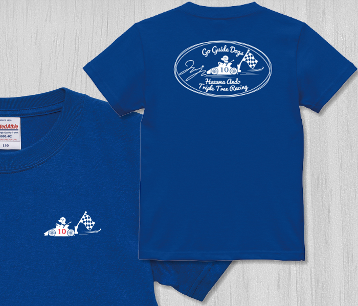 ブルーのTシャツにホワイトのプリント。