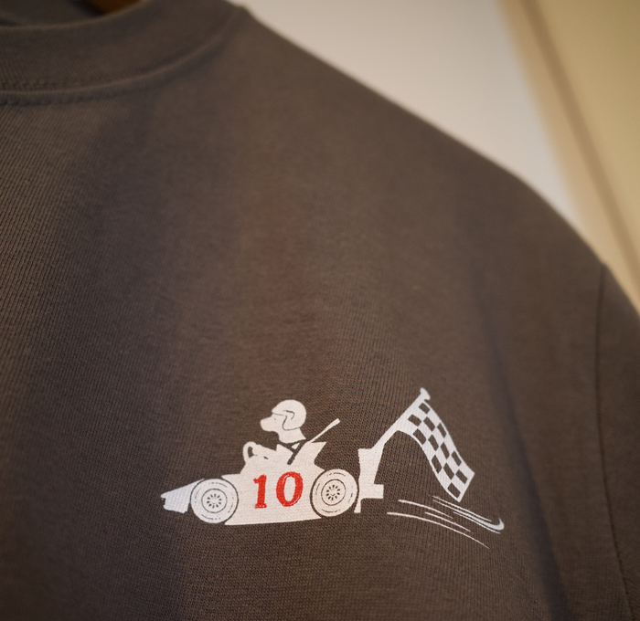 チャコールの胸元のプリントのアップ写真