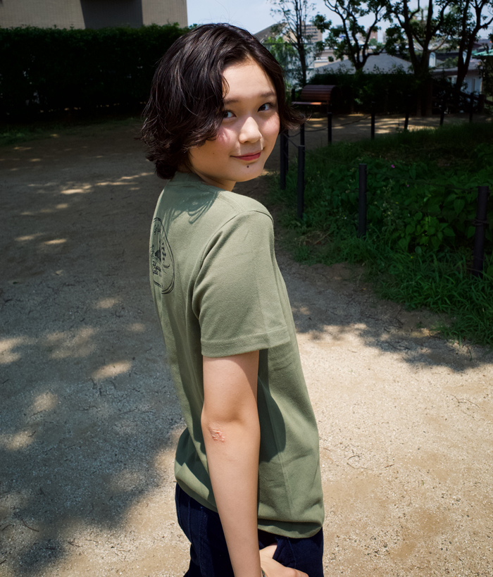 Juju選手がオリーブのTシャツを着て振り向いて微笑んでいる写真サイズM