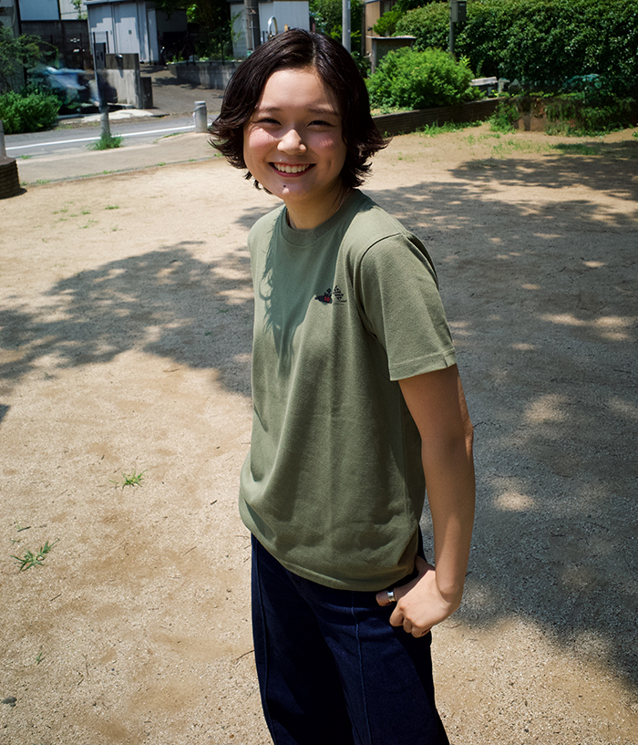 Juju選手がオリーブのTシャツを着て正面を向いて笑顔の写真サイズM