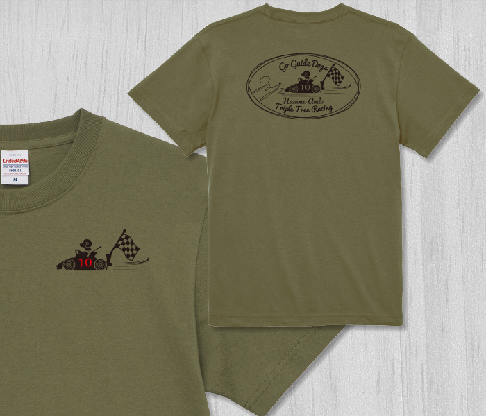 オリーブのTシャツにブラックのプリント。