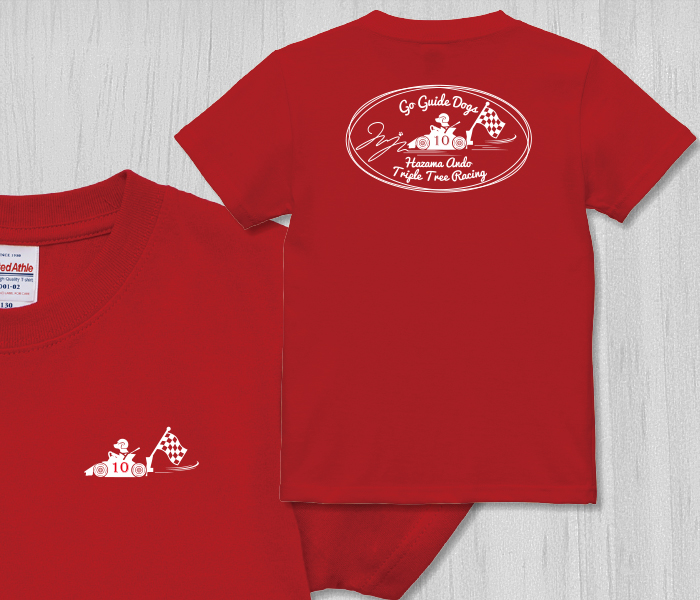 レッドのTシャツにホワイトのプリント。