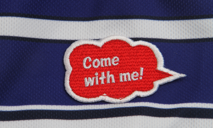 COME WITH MEの英文が入った赤のワッペン写真