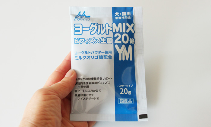 中身の袋を手に持った写真