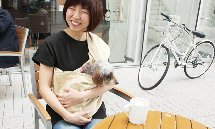 カフェで過ごす写真