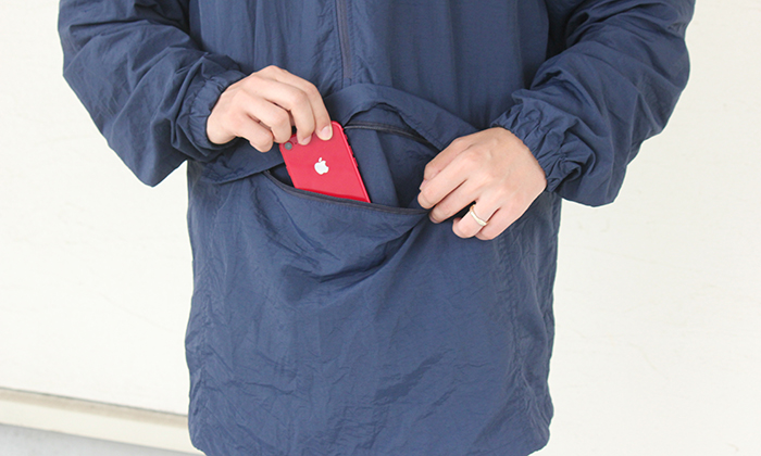 スマホを入れている写真