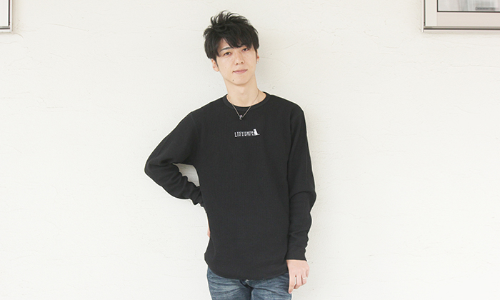 男性モデルがブラックを着ている写真