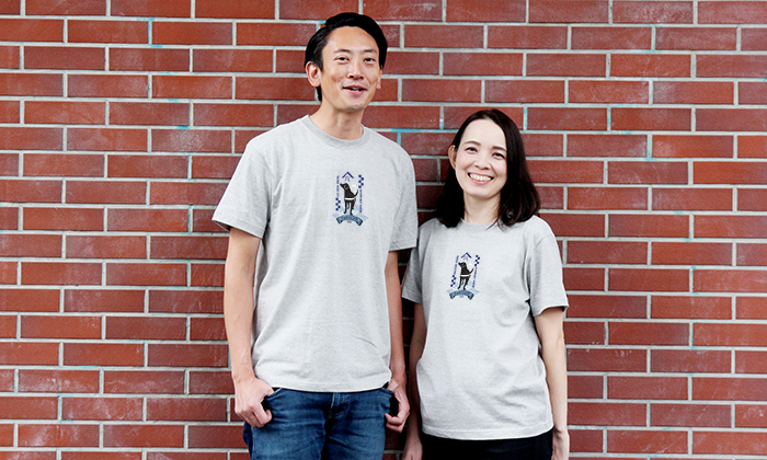 ファンクラブTシャツを着る男女モデル