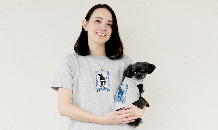 お揃いのTシャツを着たミックス犬を抱っこする女性モデル