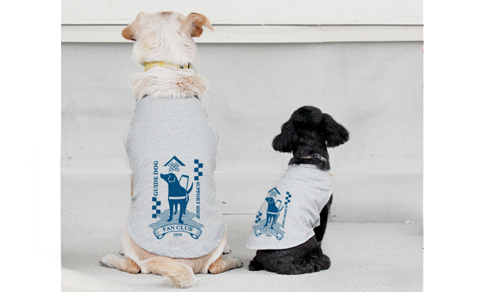 ファンクラブ犬用Tシャツを着て、並んで座っているミックス犬2頭