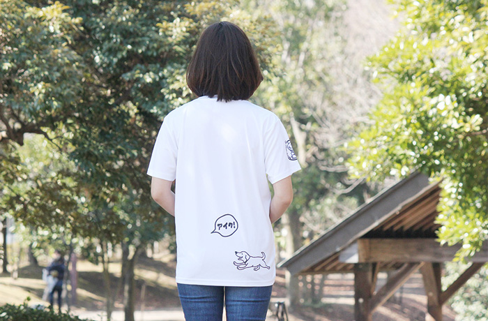 白いTシャツを着た女性の後ろ姿。右下に犬のイラスト、左側に吹き出しで犬の名前が入る。