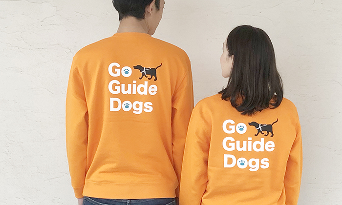 GoGuideDogsを着用した男女モデルの後ろ姿