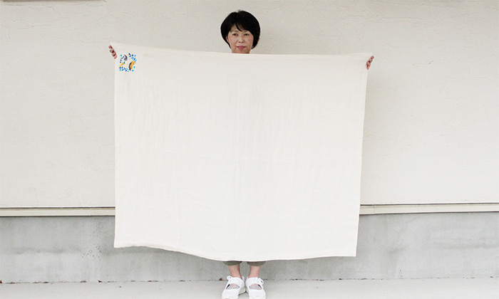 女性がガーゼケットを広げて持つ写真