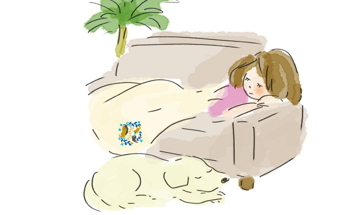 ソファーでお昼寝している女性のイラスト