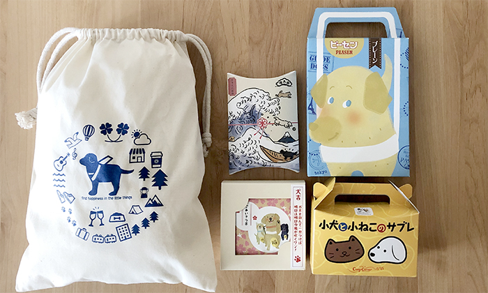詰め合わせセットの中身と巾着を並べた写真