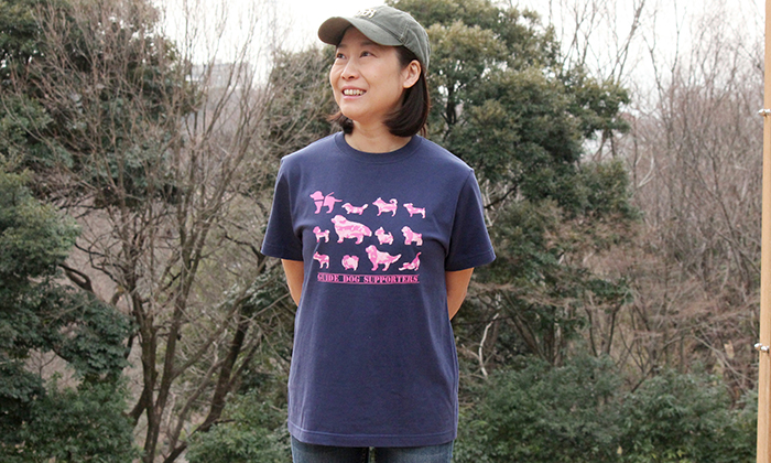 女性モデルがインディゴカラーのTシャツを着ている写真