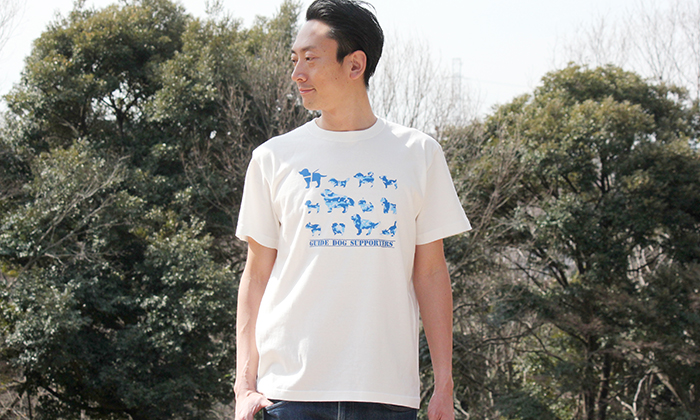 男性モデルがバニラホワイトのTシャツを着ている写真