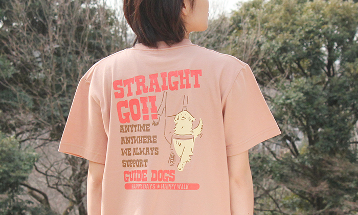 バックプリントのTシャツを着る女性の後ろ姿