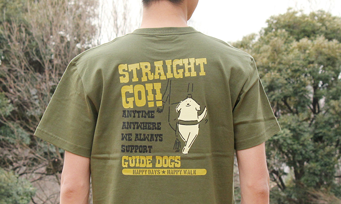バックプリントのTシャツを着る男性の後ろ姿