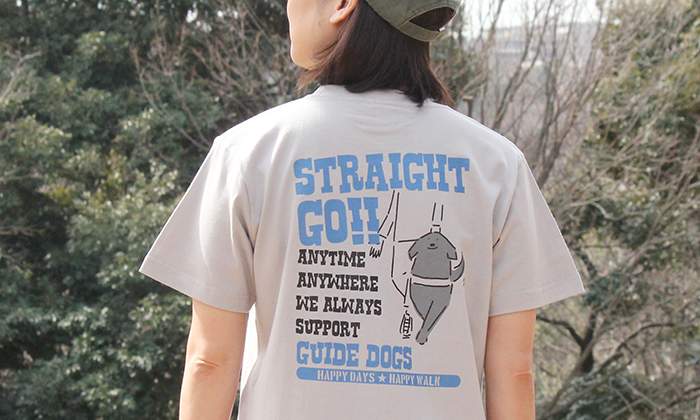バックプリントのTシャツを着る女性の後ろ姿