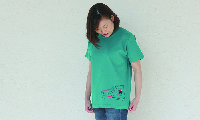 女性モデルがTシャツを着ている写真