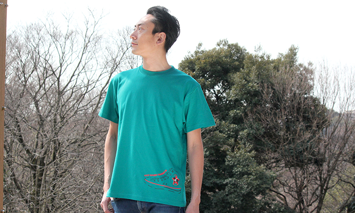男性モデルがTシャツを着ている写真