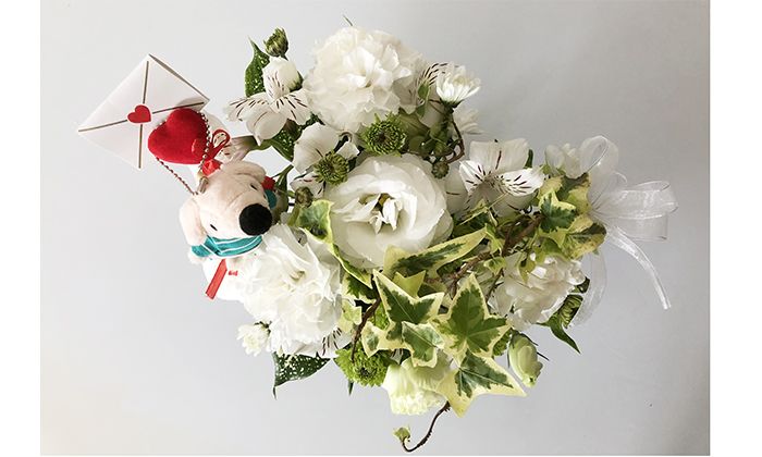 ホワイト系の花のアレンジメント写真