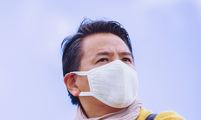 男性モデルがマスクを付けている写真