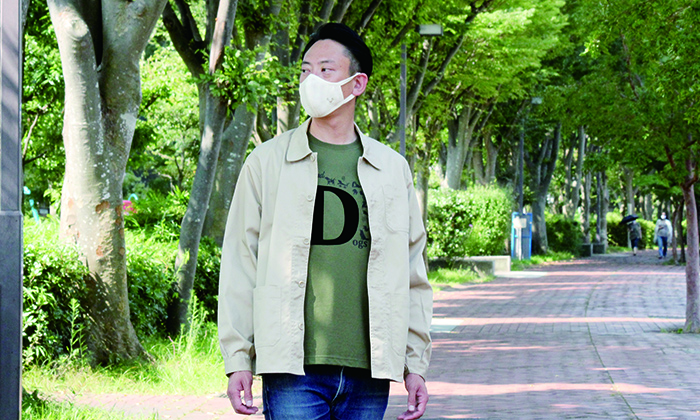 ジャケットとあわせた男性モデルの写真