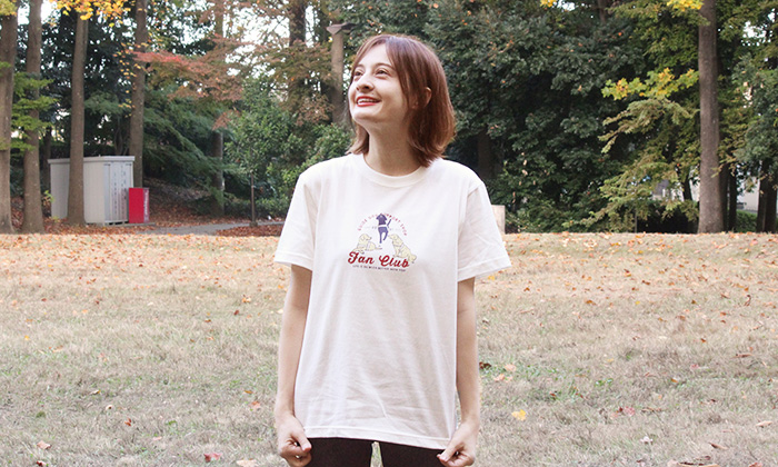 ファンクラブTシャツを着る女性モデル