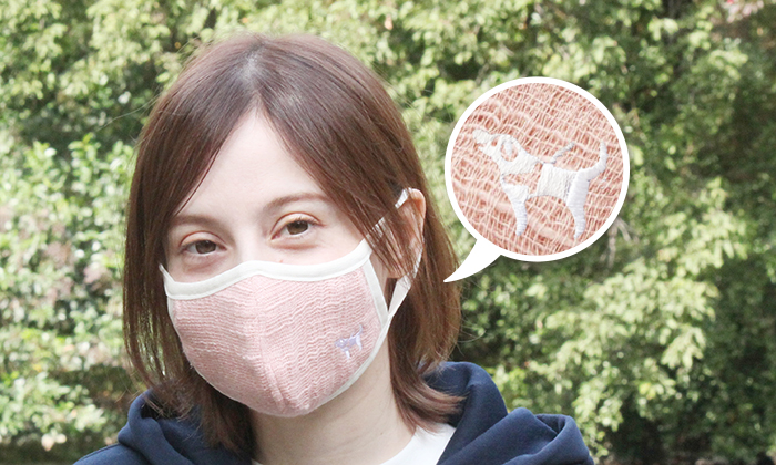 女性モデルが桜色を着用している写真