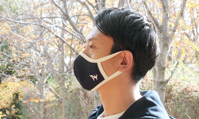 男性モデルがネイビーを着用している写真