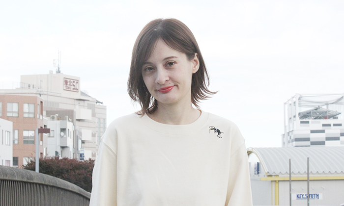 ナチュラルを着る女性モデル