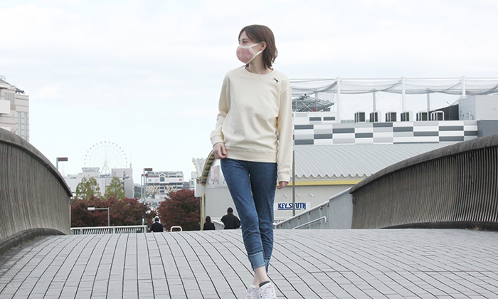 ナチュラルを着る女性モデル