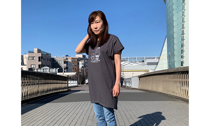 チュニックを着る女性モデル