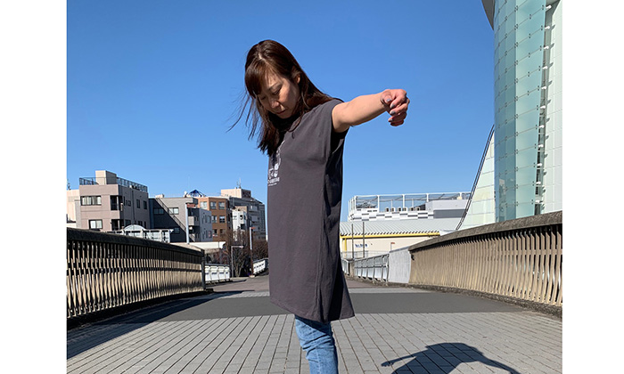 チュニックを着る女性モデル