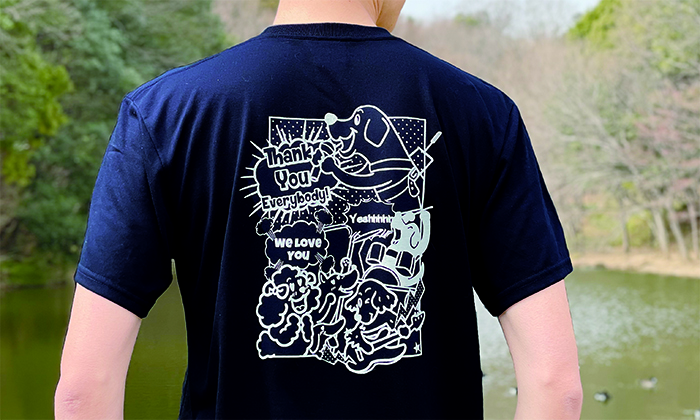 Tシャツを着る男性モデル