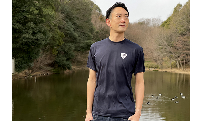 Tシャツを着る男性モデル