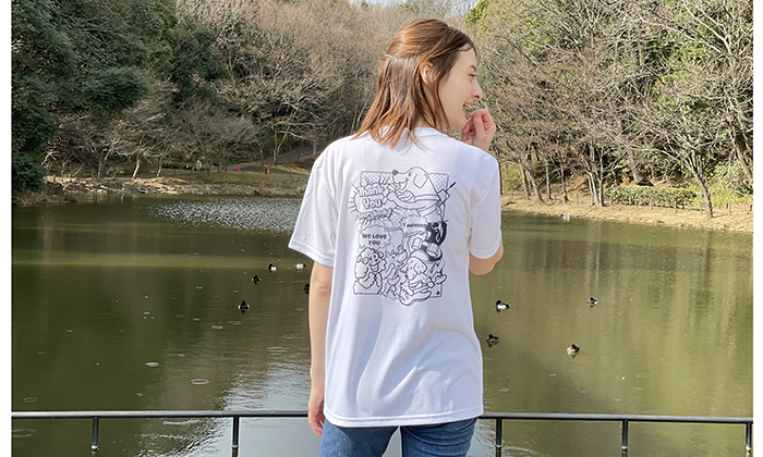 Tシャツを着る女性モデル