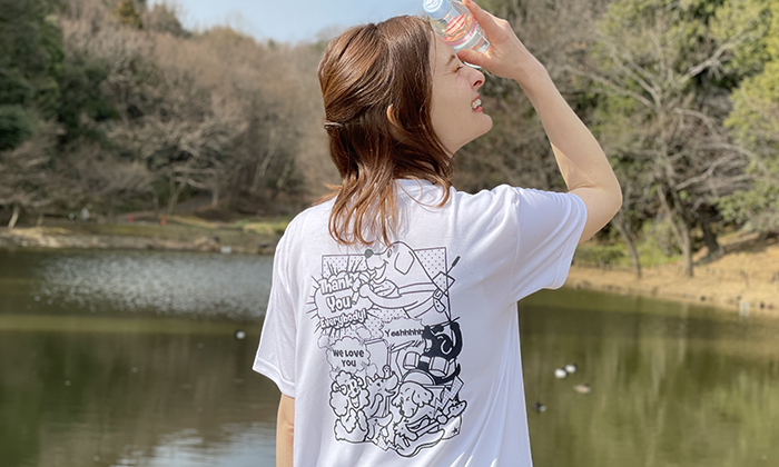 Tシャツを着る女性モデル
