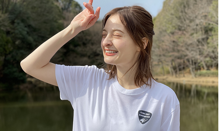 Tシャツを着る女性モデル