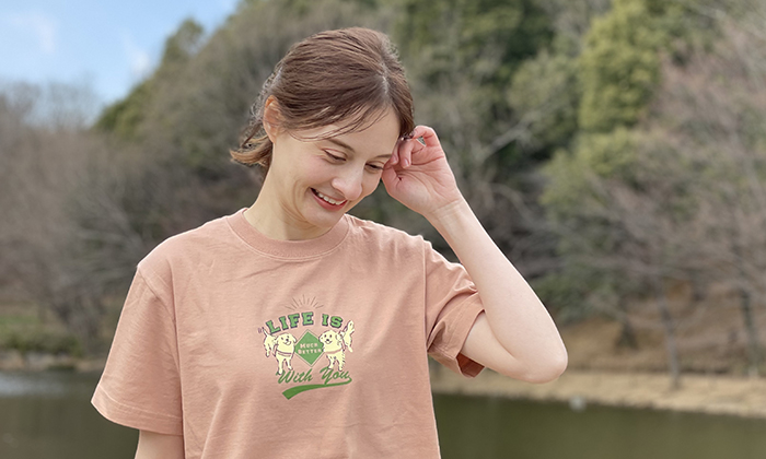 Tシャツを着る女性モデル