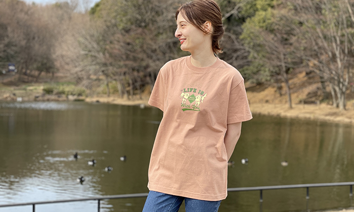 Tシャツを着る女性モデル