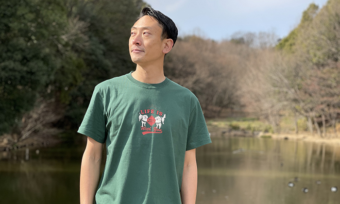 Tシャツを着る男性モデル