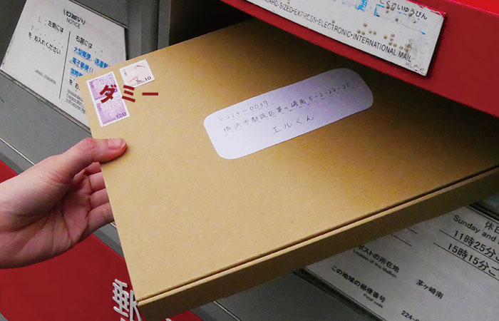 投函している様子