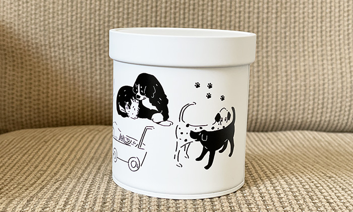 横からみた缶の写真