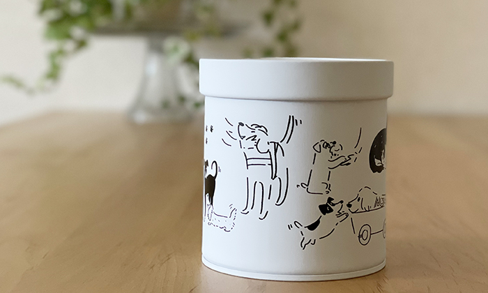 横からみた缶の写真